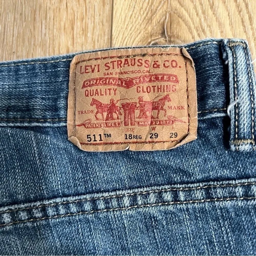 𝅺levi’s 511 denim jeans zipper fly 18 regular 29W 29L medium wash 5 pockets.
